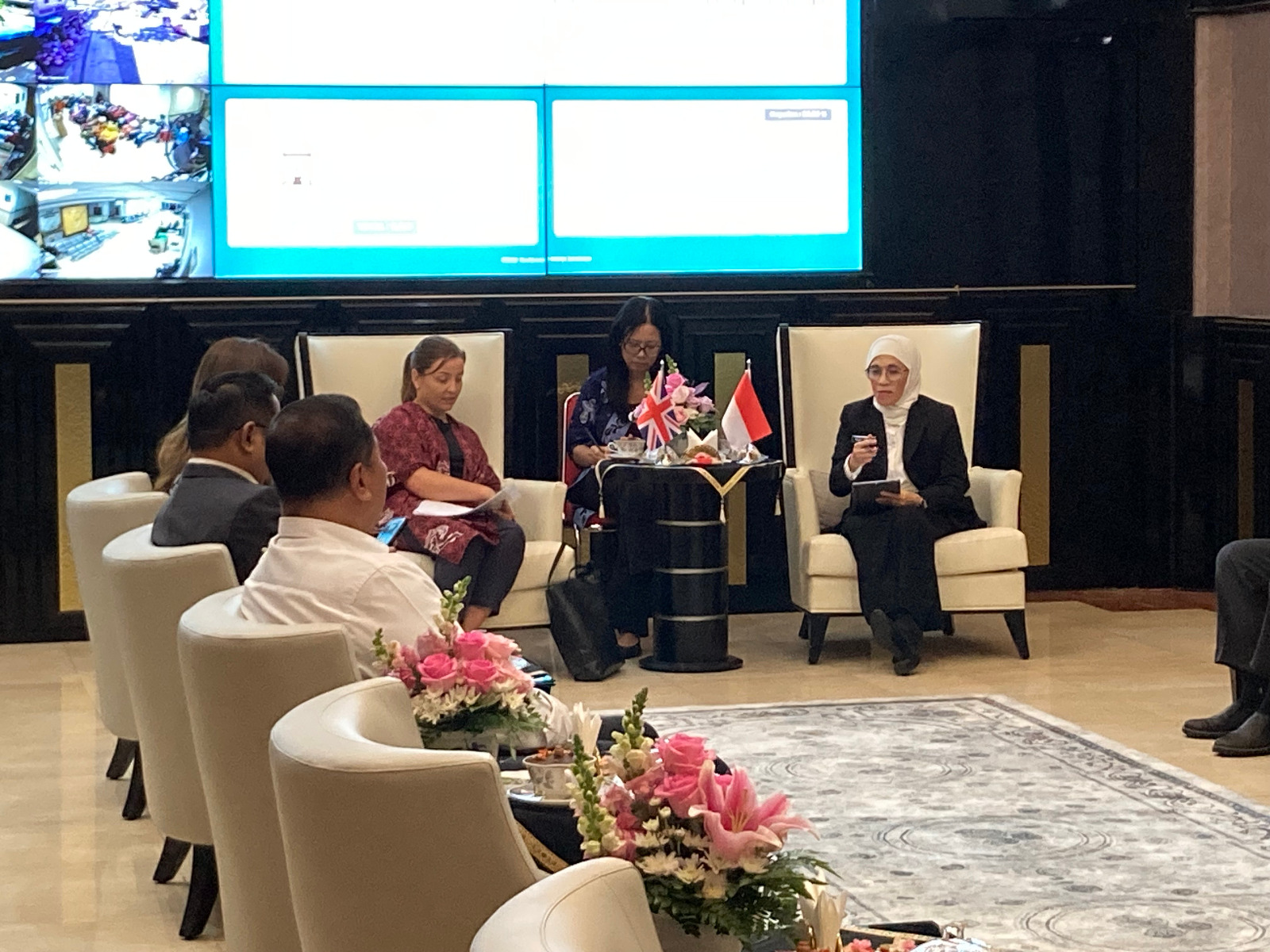 PJs Wali Kota Surabaya, Restu Novi Widiani, saat bertemu Wakil Kepala Kota Kedua Kedutaan Besar Inggris di Jakarta, Juliana Richter, pada Senin kemarin. (Dok: Humas Pemkot Surabaya)