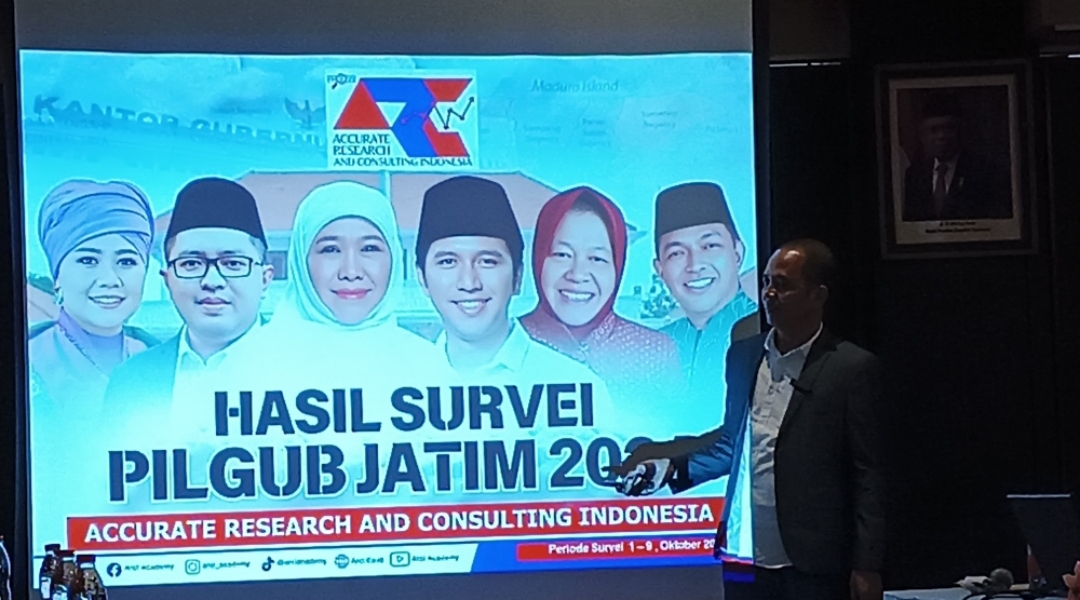 Direktur ARCI Baihaki Sirajt, merilis hasil survei Pilgub Jatim 2024. (Insani/Jurnas.net)