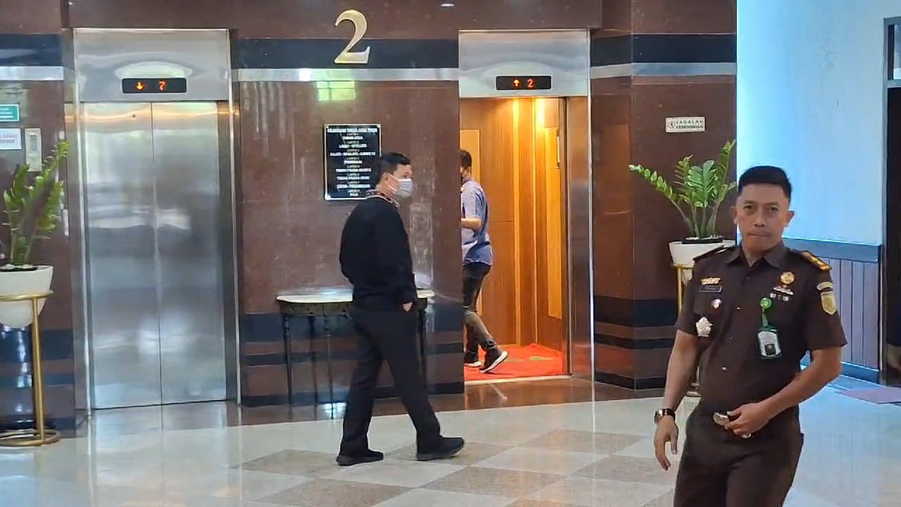 Edward Tannur, ayah Ronald Tannur hendak diperiksa Kejagung di Kantor Kejati Jatim. (Insani/Jurnas.net)