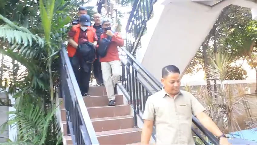 Tiga hakim PN Surabaya digelandang untuk dipindah ke Jakarta dari Rutan Kejati Jatim. (Istimewa)