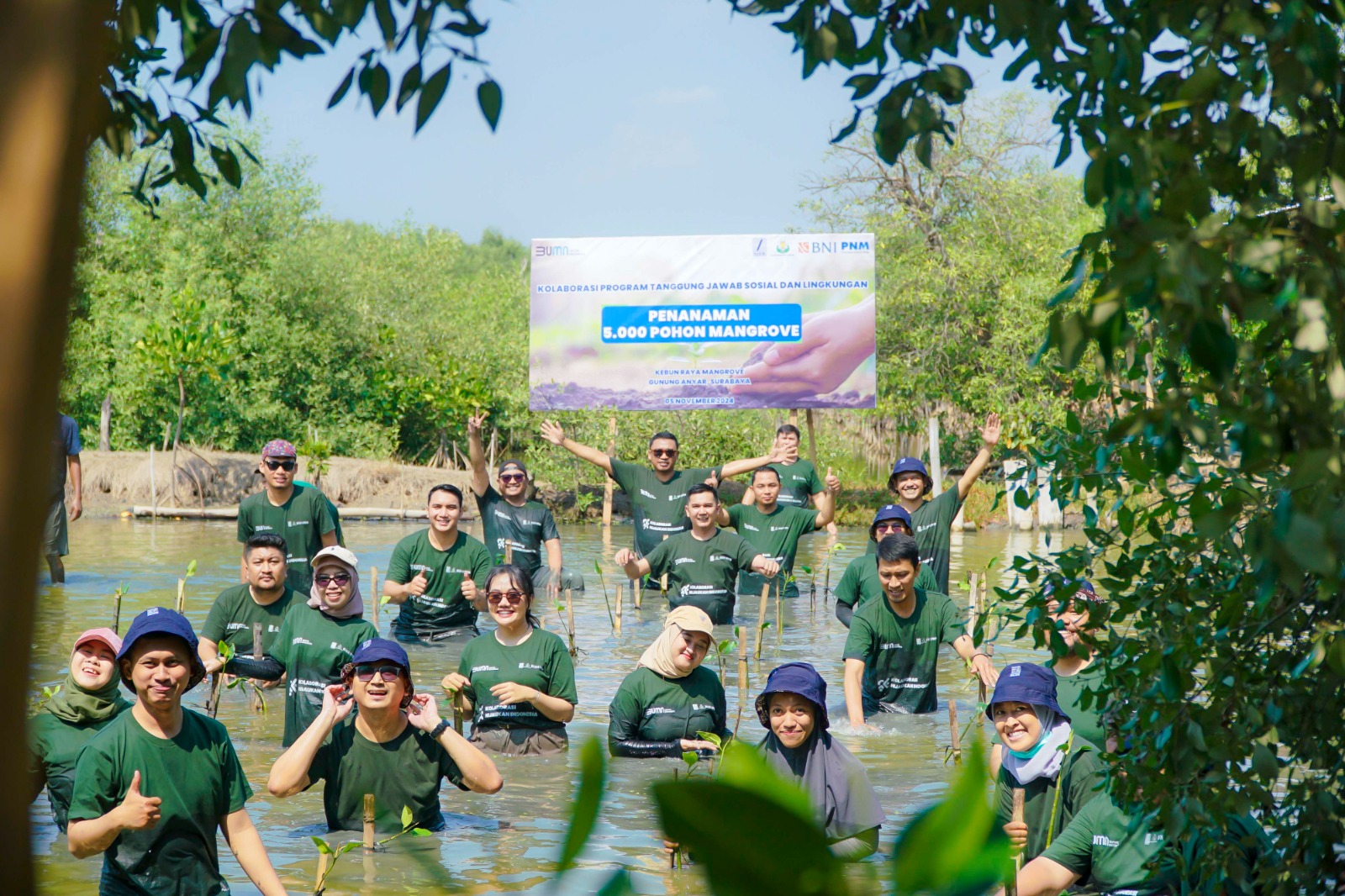 Penanaman ribuan pohon di Kebun Raya Mangrove (KRM) Surabaya. (Dok: Humas PT SIER)