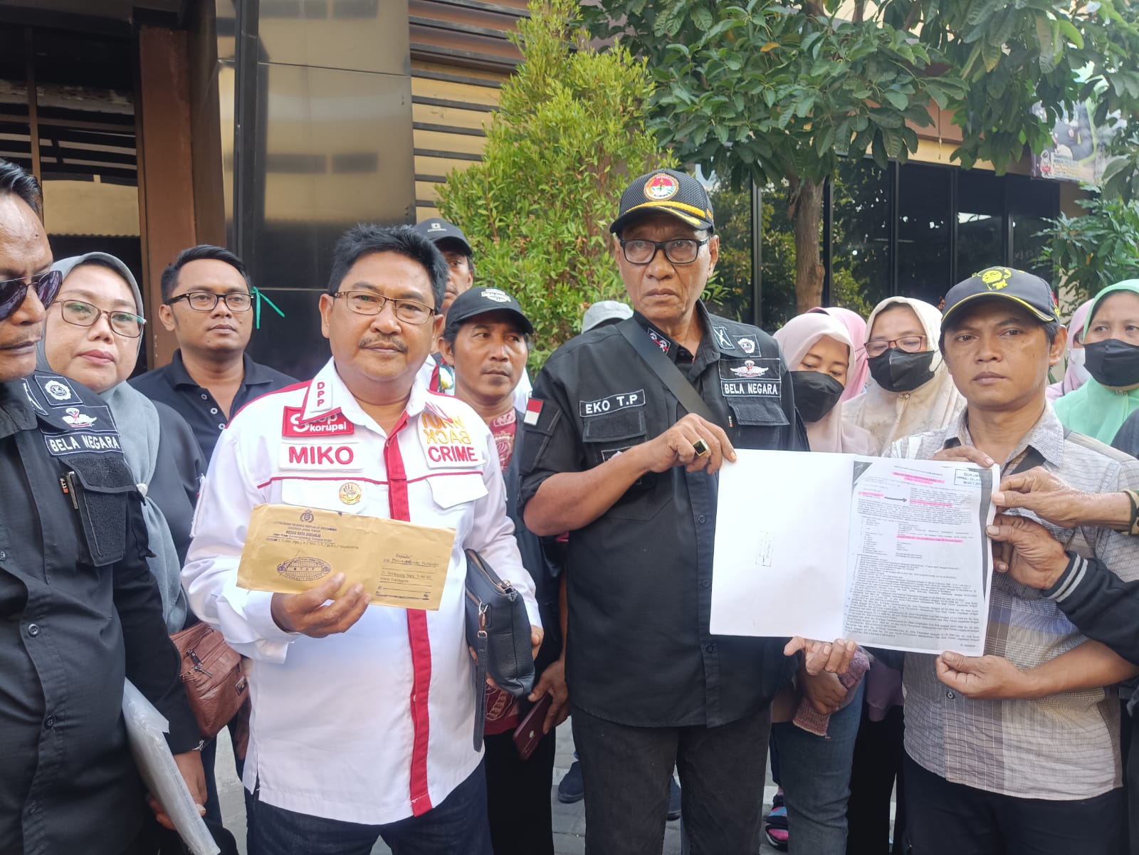 Gerakan Nasional Pemberantasan Korupsi (GNPK) Jawa Timur, Miko Saleh, mendampingi Eko Tjahjono Prijanto yang mewakili puluhan petani di Gogol Desa Tambak Sumur, Kabupaten Sidoarjo. (Insani/Jurnas.net)