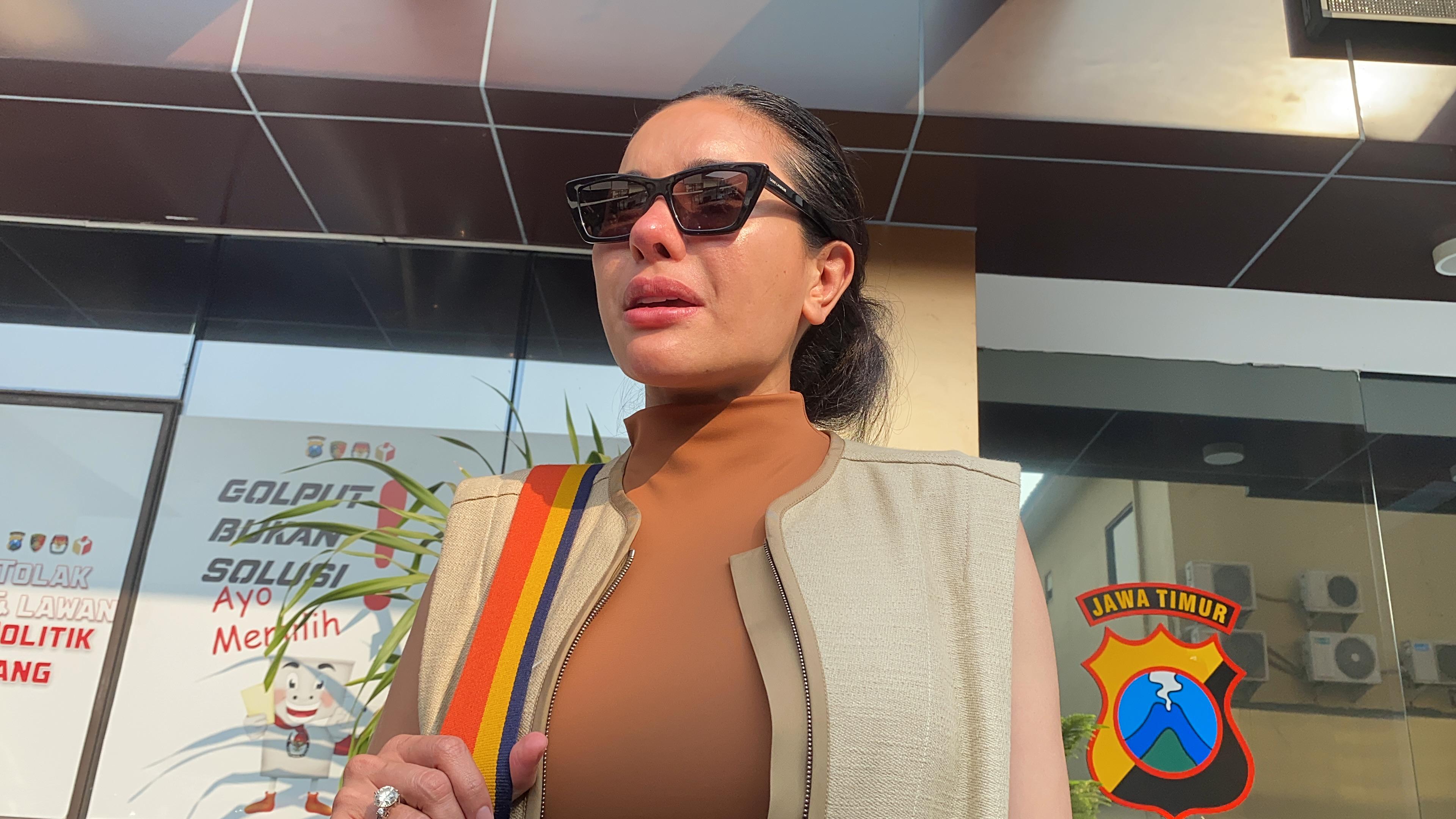 Nikita Mirzani usai menjalani pemeriksaan di Ditreskrimsus Polda Jatim. (Insani/Jurnas.net)