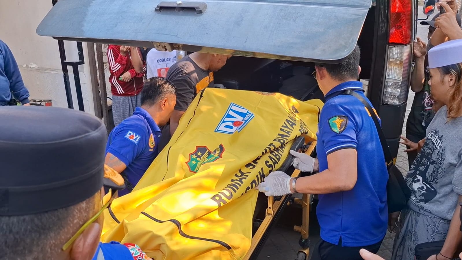 Polresta Sidoarjo mengevakuasi jenazah seorang ibu dari kediaman. (Istimewa)