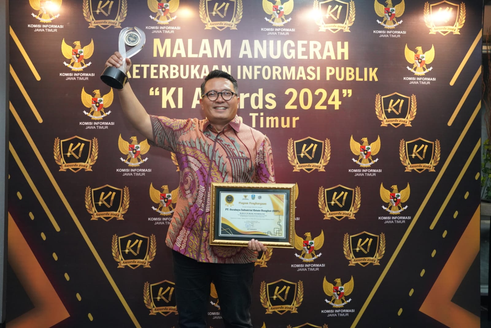 Dirut PT SIER, Didik Prasetiyono, menerima penghargaan Keterbukaan Informasi Publik Terbaik KI Award Jawa Timur 2024. (Dok: Humas PT SIER)