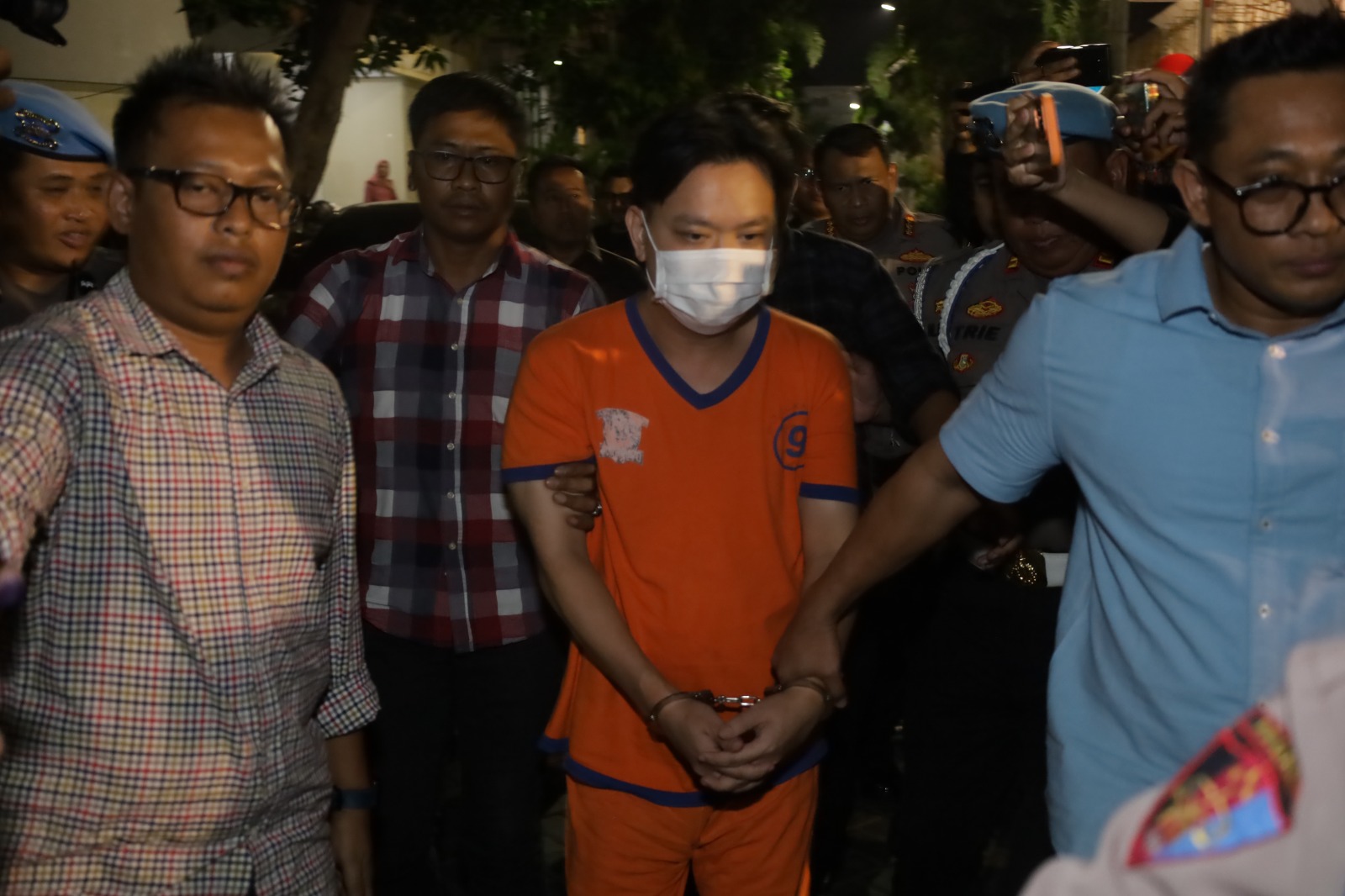 Petugas membawa tersangka Ivan Sugiamto ke ruang tahanan di Polrestabes Surabaya. (Insani/Jurnas.net)