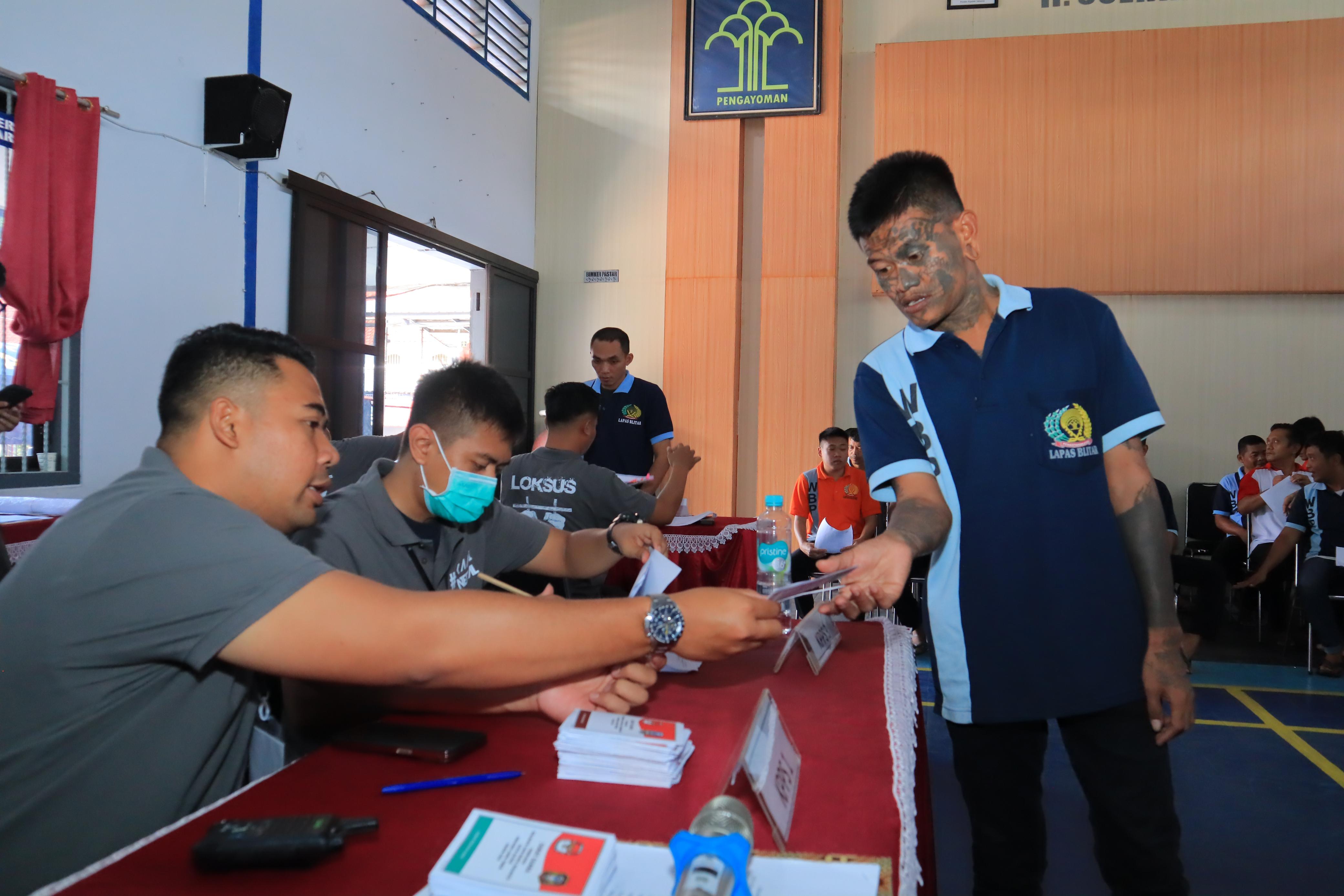 Warga binaan lapas menggunakan hak pilihnya pada Pilkada 2024. (Dok: Humas Kemenkumham Jatim)