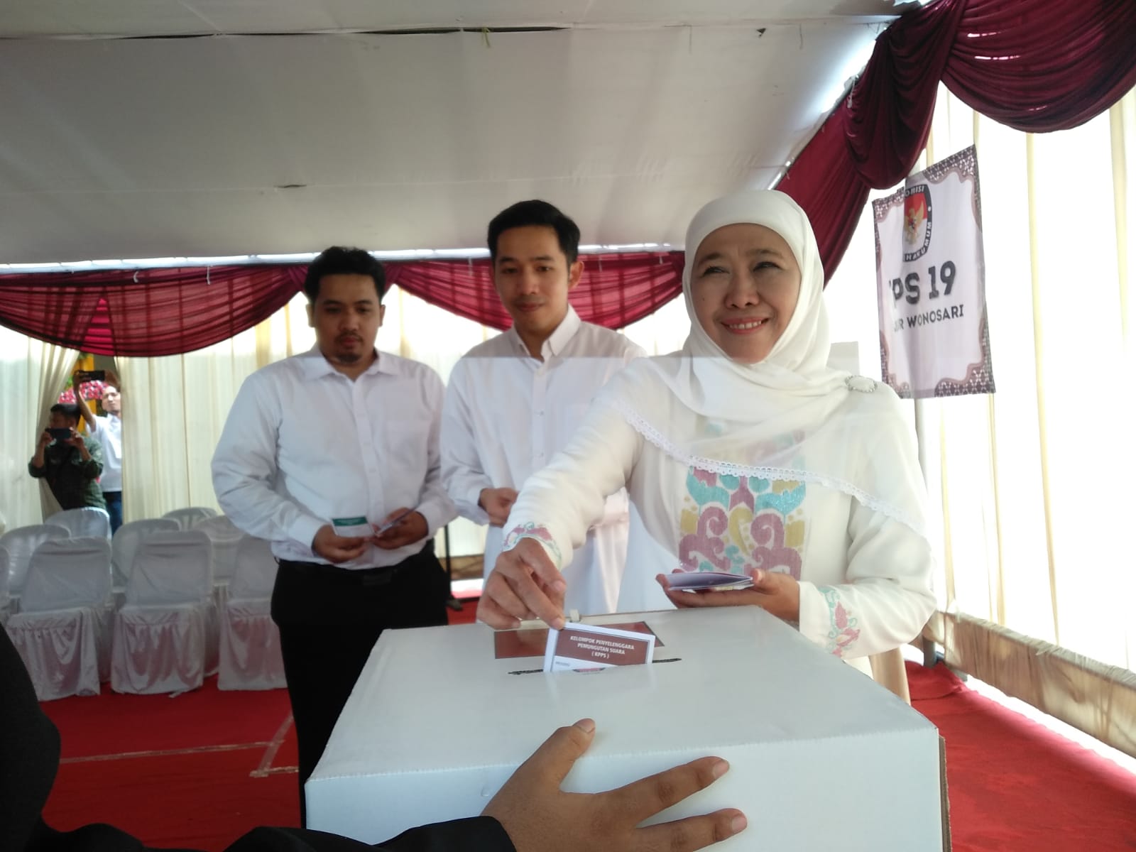 Cagub Jawa Timur nomor urut 2, Khofifah Indar Parawansa, didampingi dua anaknya mencoblos di TPS 19, Kelurahan Jemurwonosari, Wonocolo, Surabaya. (Insani/Jurnas.net)