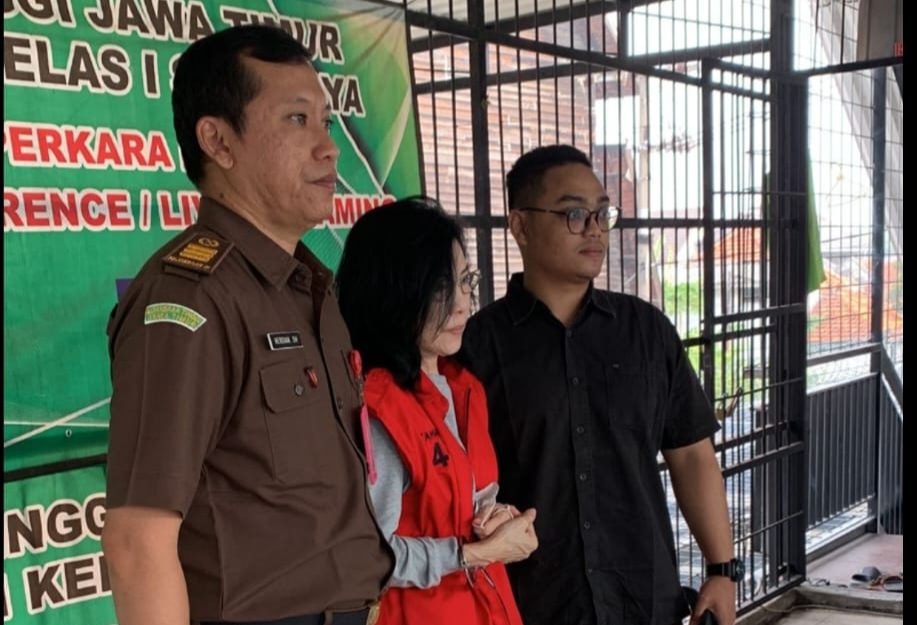 Meirizka Widjaja, tersangka kasus suap tiga hakim PN Surabaya digelandang untuk dipindah ke Jakarta dari Rutan Kejati Jatim. (Istimewa)