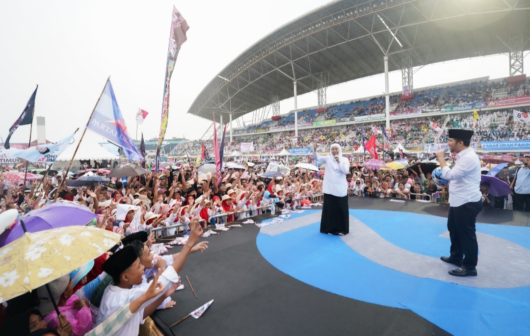 Pasangan cagub dan cawagub nomor urut 2, Khofifah-Emil saat kampanye akbar di Jember. (Insani/Jurnas.net)