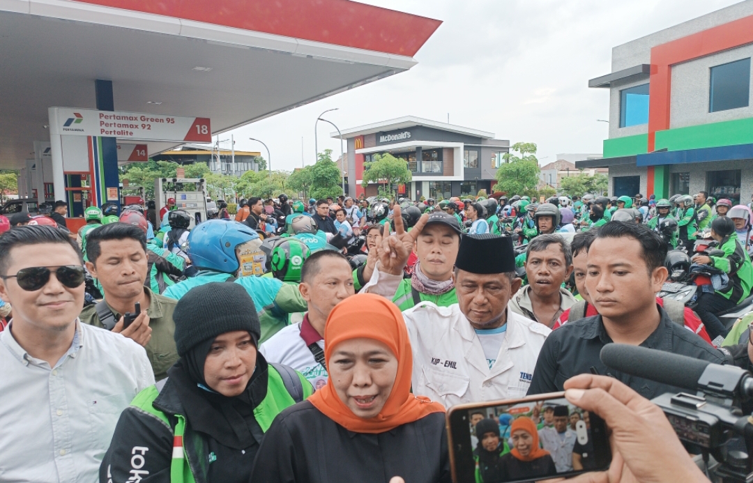 Cagub Jatim Nomor Urut 2, Khofifah Indar Parawansa di SPBU Pertamina Kawasan Merr Surabaya. (Insani/Jurnas.net)
