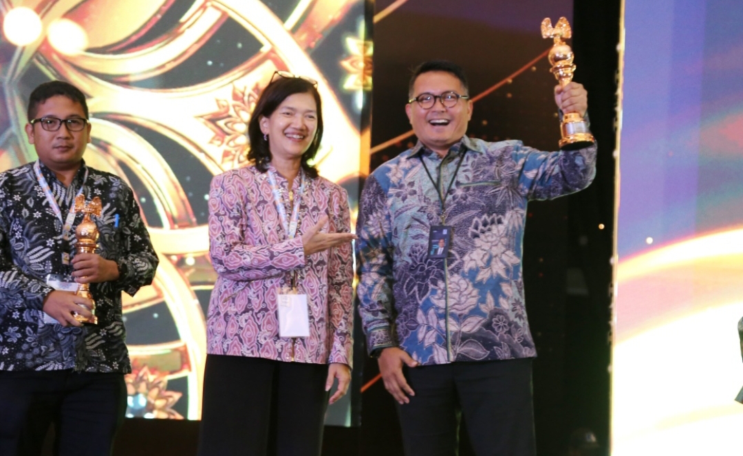 Direktur Utama (Dirut) PT SIER, Didik Prasetiyono, menerima penghargaan ASRRAT 2024. (Dok: Humas PT SIER)