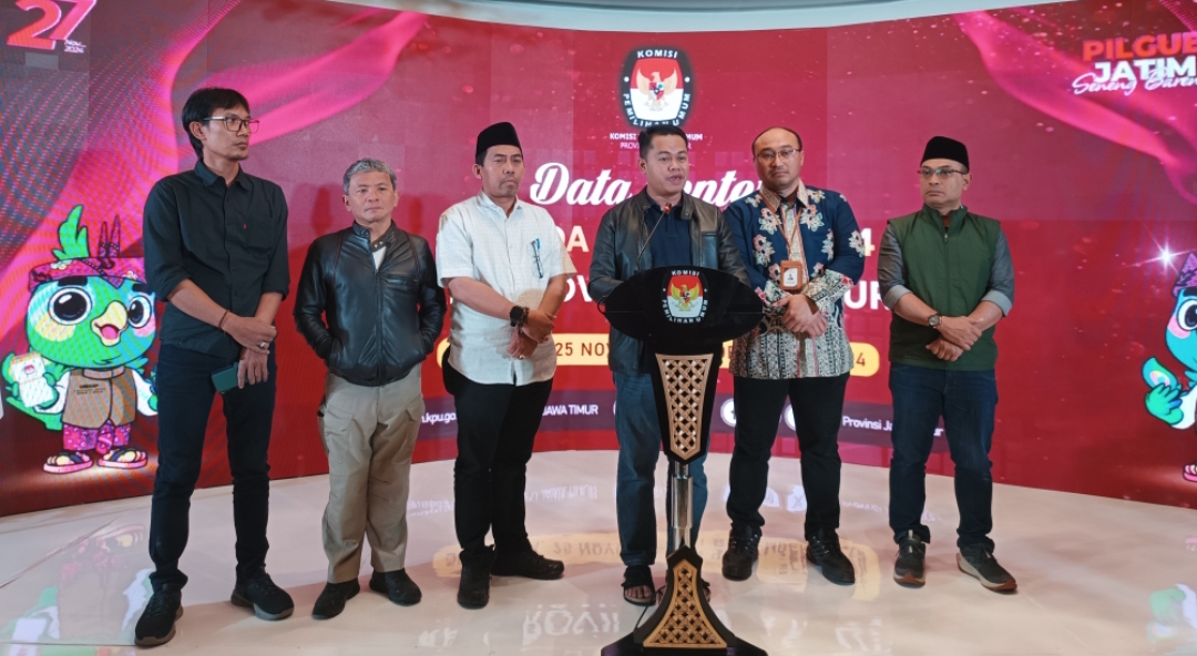 Komisioner KPU Jawa Timur menggelar jumpa pers terkait Pilkada serentak 2024. (Insani/Jurnas.net)