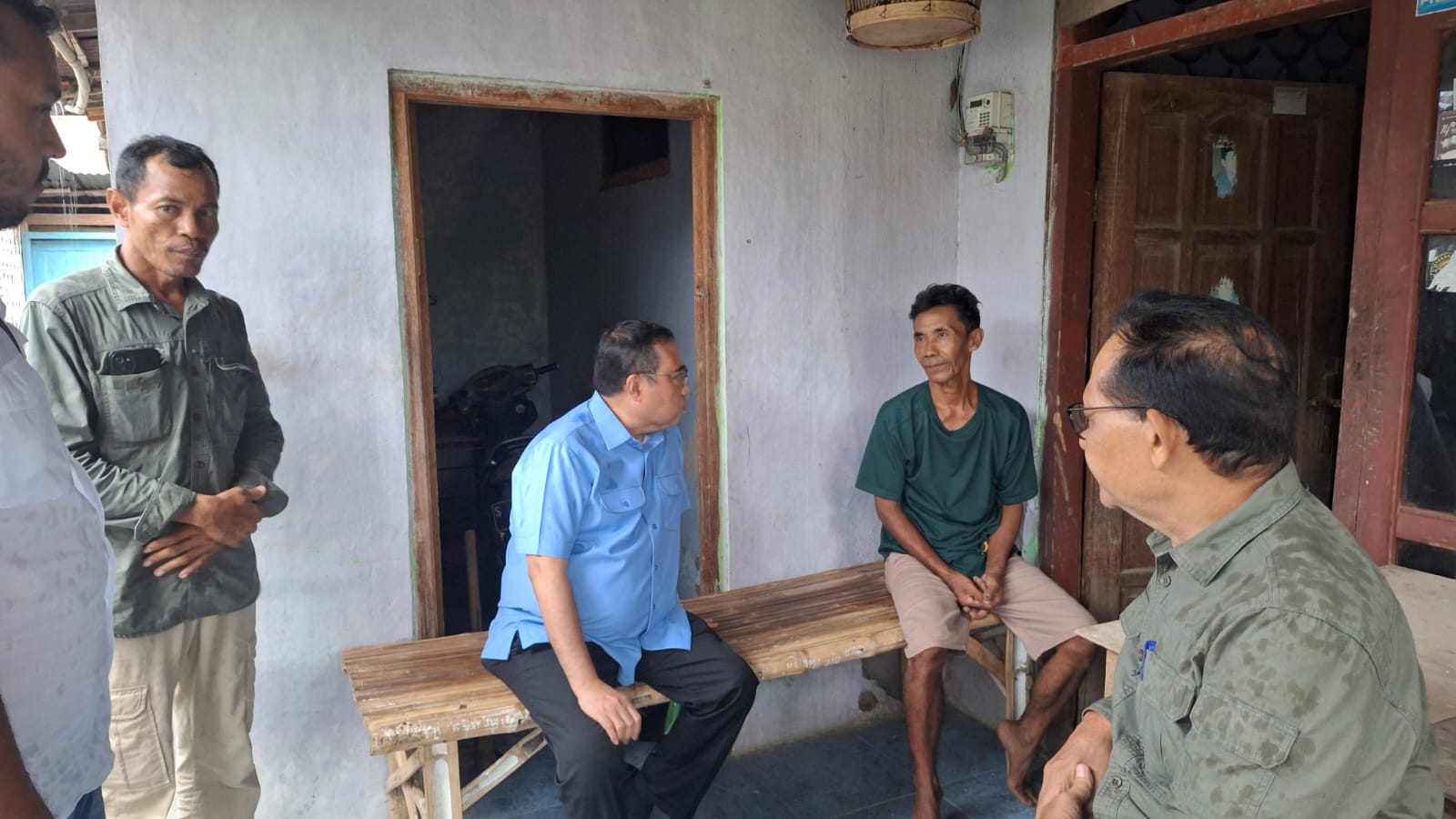 Wakil Ketua Komisi IX DPR RI, Yahya Zaini, saat mendatangi rumah keluarga Rosita di Jombang. (Istimewa)