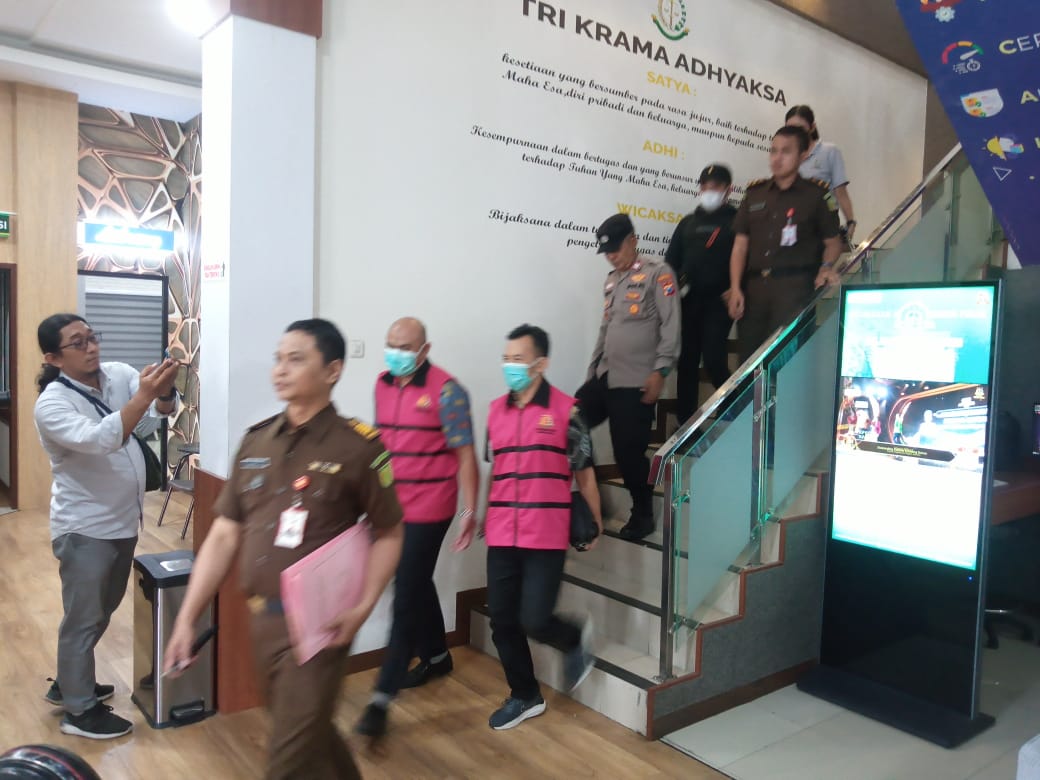 Dua petinggi PD Pasar Surya setelah ditetapkan kasus korupsi parkir oleh Kejari Perak Surabaya. (Insani/Jurnas.net)