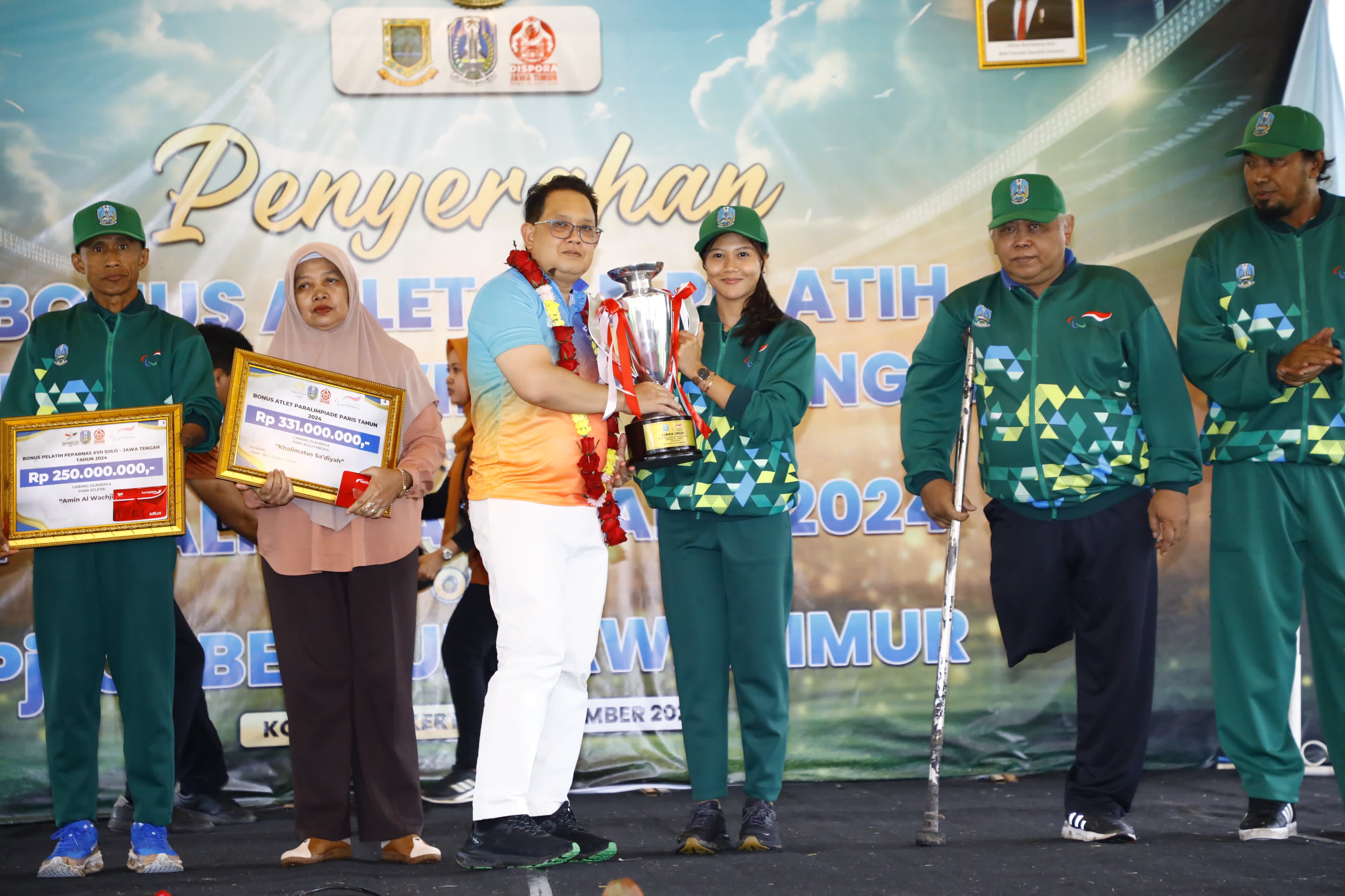 Penjabat (Pj) Gubernur Jawa Timur, Adhy Karyono, menyerahkan bonus bagi atlet dan pelatih Pekan Paralimpiade Nasional (Peparnas) XVII Jawa Tengah dan Paralimpiade Paris 2024. (Istimewa)
