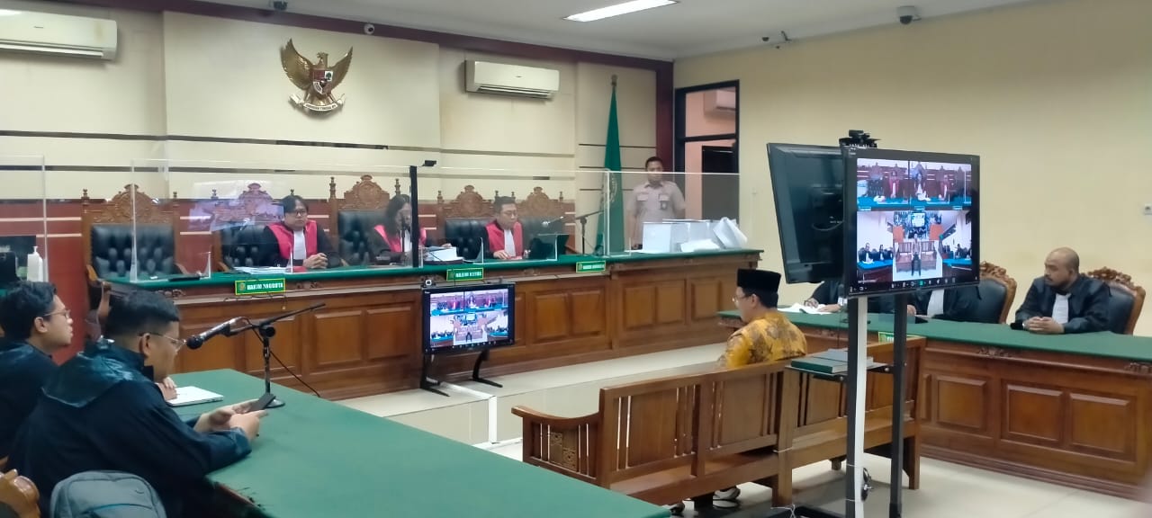 Bupati Sidoarjo nonaktif Ahmad Muhdlor Ali alias Gus Muhdlor saat menjalani sidang vonis di Pengadilan Tipikor Surabaya. (Insani/Jurnas.net)