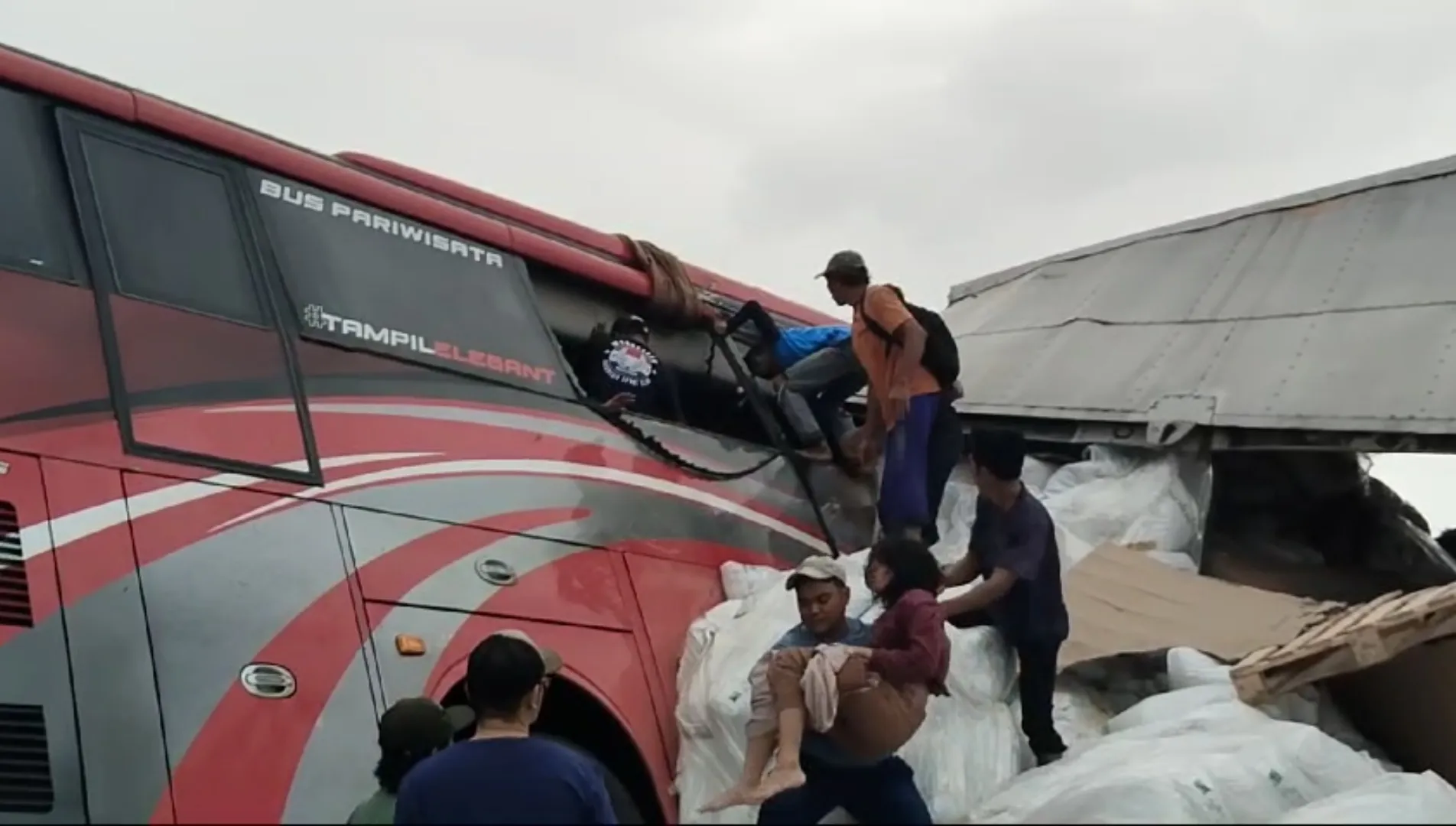 30 Pelajar Luka-luka dan 4 Tewas Akibat Kecelakaan Maut Bus Pariwisata di Tol Pandaan-Pasuruan