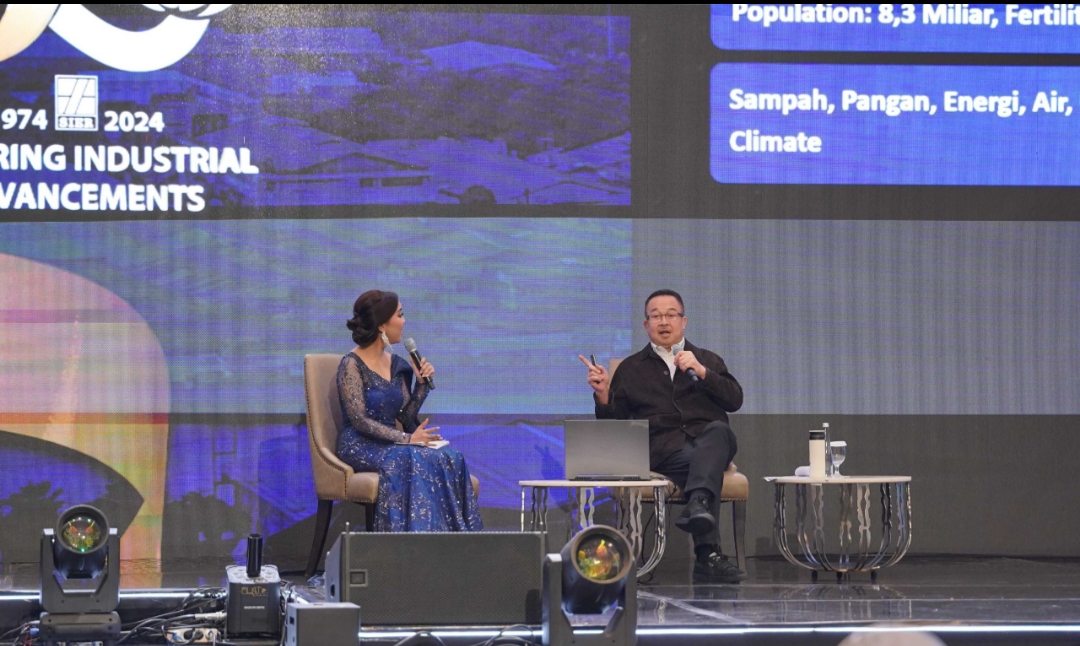 Guru Besar dari Universitas Indonesia (UI), Prof Rhenald Kasali PhD (jas hitam), dalam acara Green Industrial Awards dan SIER Customer Gathering 2024. (Dok: Humas PT SIER)