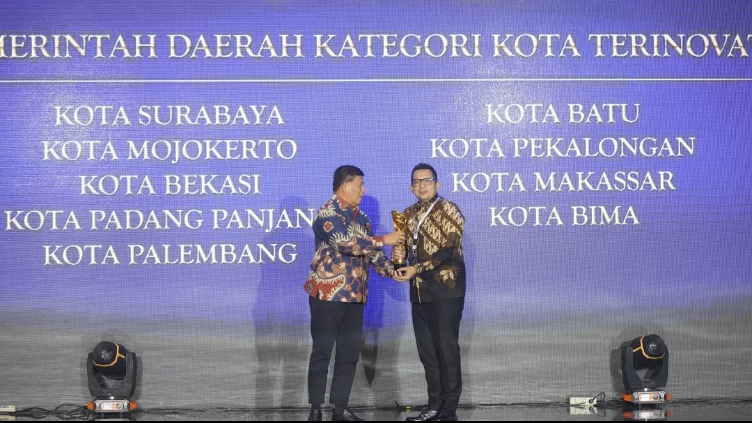 Penjabat (Pj) Wali Kota Mojokerto, Moh Ali Kuncoro, menerima penghargaan Kota Terinovatif se- Indonesia di IGA 2024. (Dok: Humas Pemkot Mojokerto)