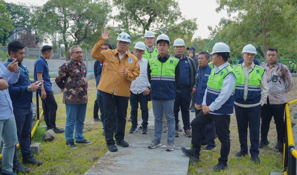 Direktur Utama PT SIER, Didik Prasetiyono (pakaian warna coklat) mendampingi Menteri Lingkungan Hidup (Menteri LH), Hanif Faisol Nurofiq, mengunjungi ke kawasan industri Pasuruan Industrial Estate Rembang (PIER). (Dok: Humas PT SIER)
