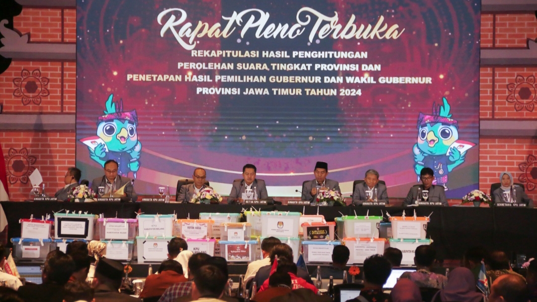 KPU Provinsi Jawa Timur melakukan proses rekapitulasi suara tingkat provinsi untuk Pilgub Jatim 2024. (Insani/Jurnas.net)