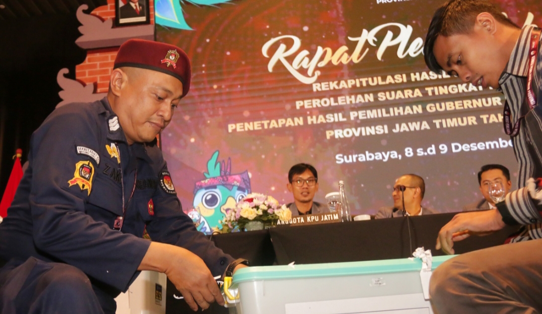 KPU Provinsi Jawa Timur melakukan proses rekapitulasi suara tingkat provinsi untuk Pilgub Jatim 2024. (Insani/Jurnas.net)