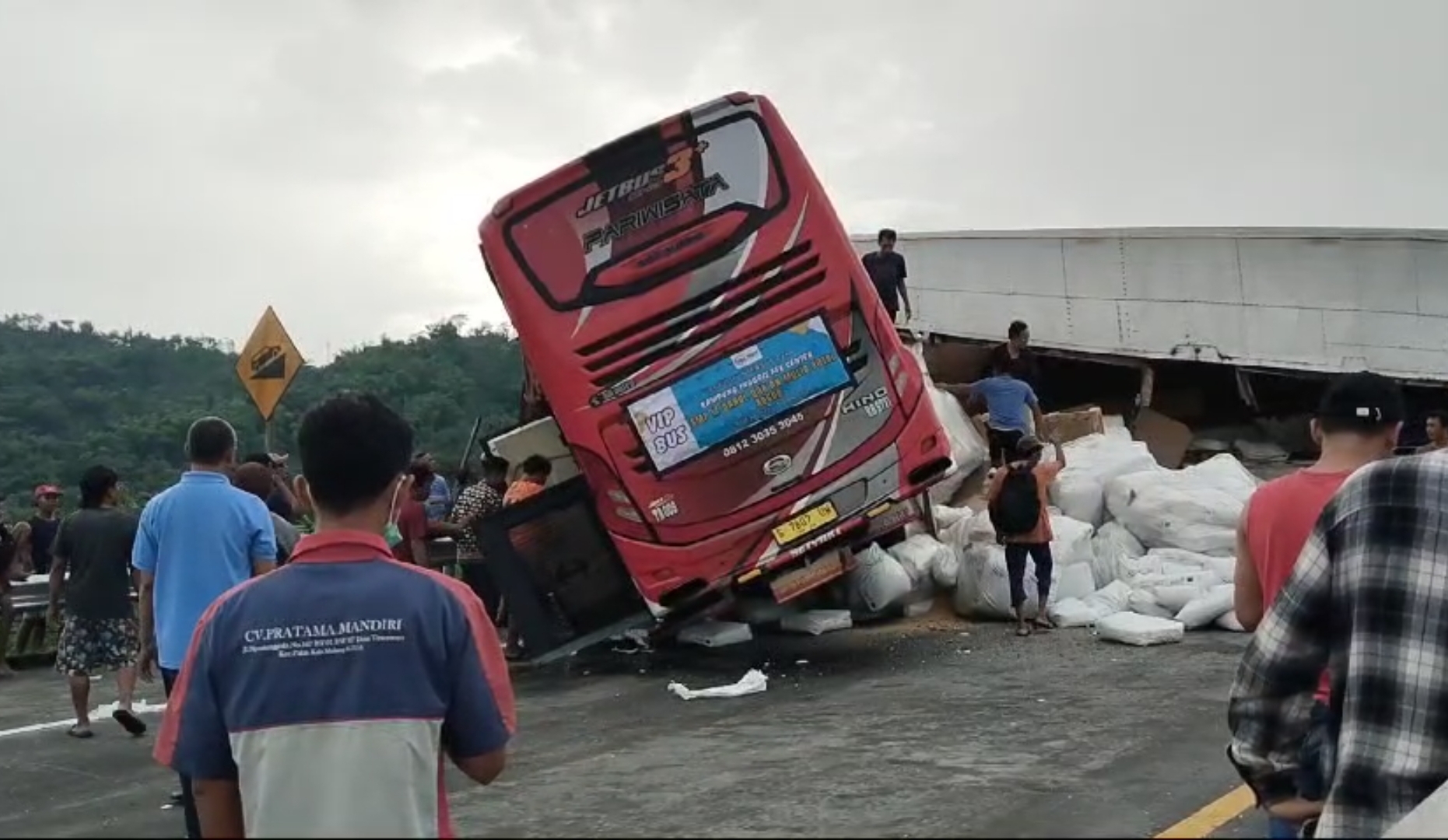 Bus pariwisata rombongan pelajar mrngalami kecelakaan maut di ruas Tol Pandaan Pasuruan. (Istimewa)