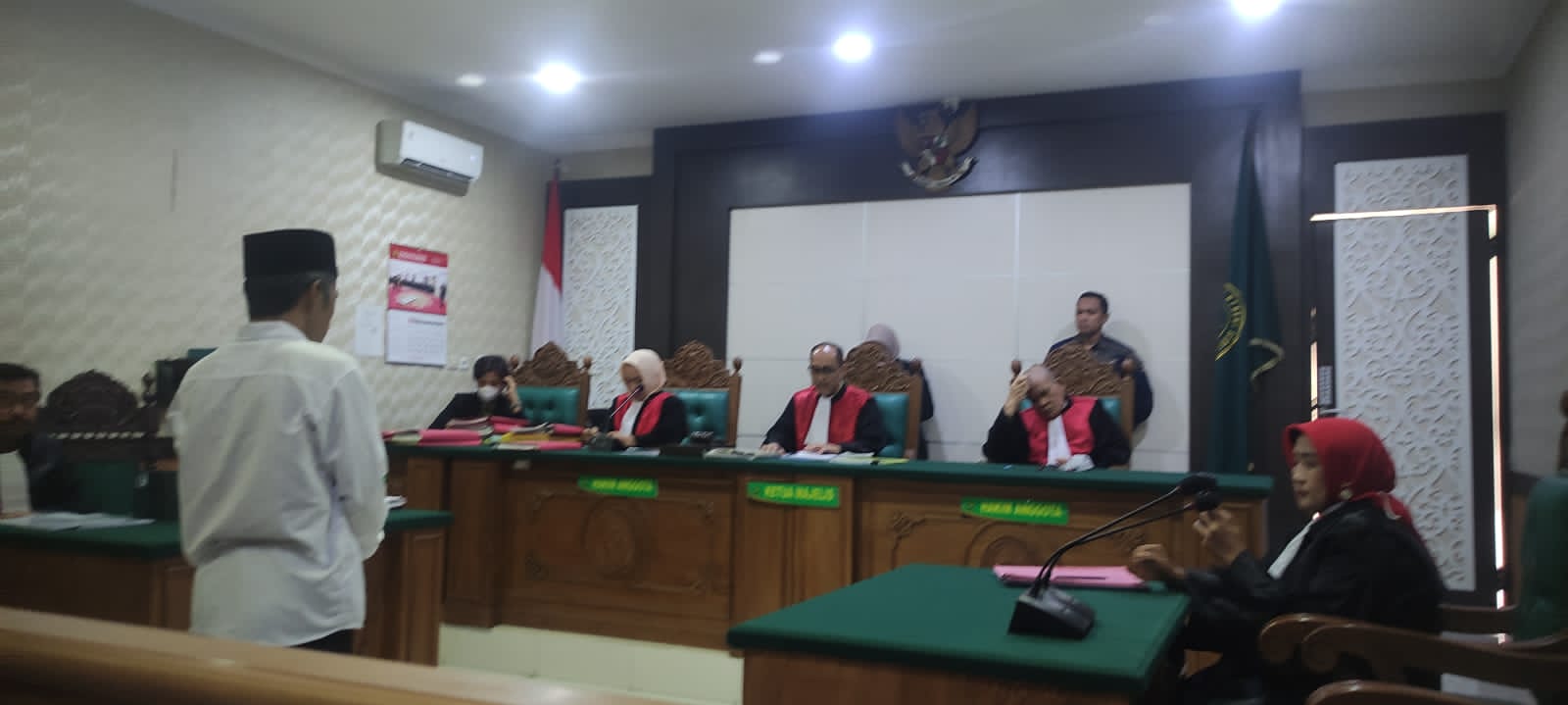 Kedua terdakwa anak buah Fredy Pratama jaringan narkoba international saat sidang putusan di PN Sidoarjo. (Insani/Jurnas.net)