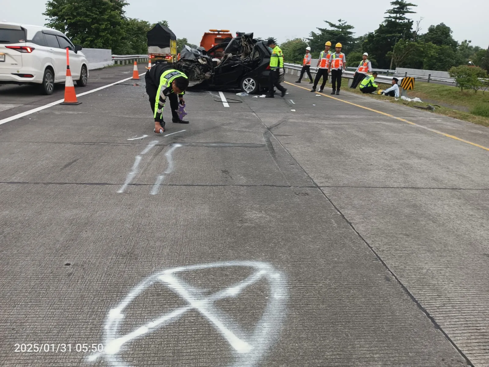 Dua Pegawai Dinsos Jatim Tewas dalam Kecelakaan Maut di Tol Jombang