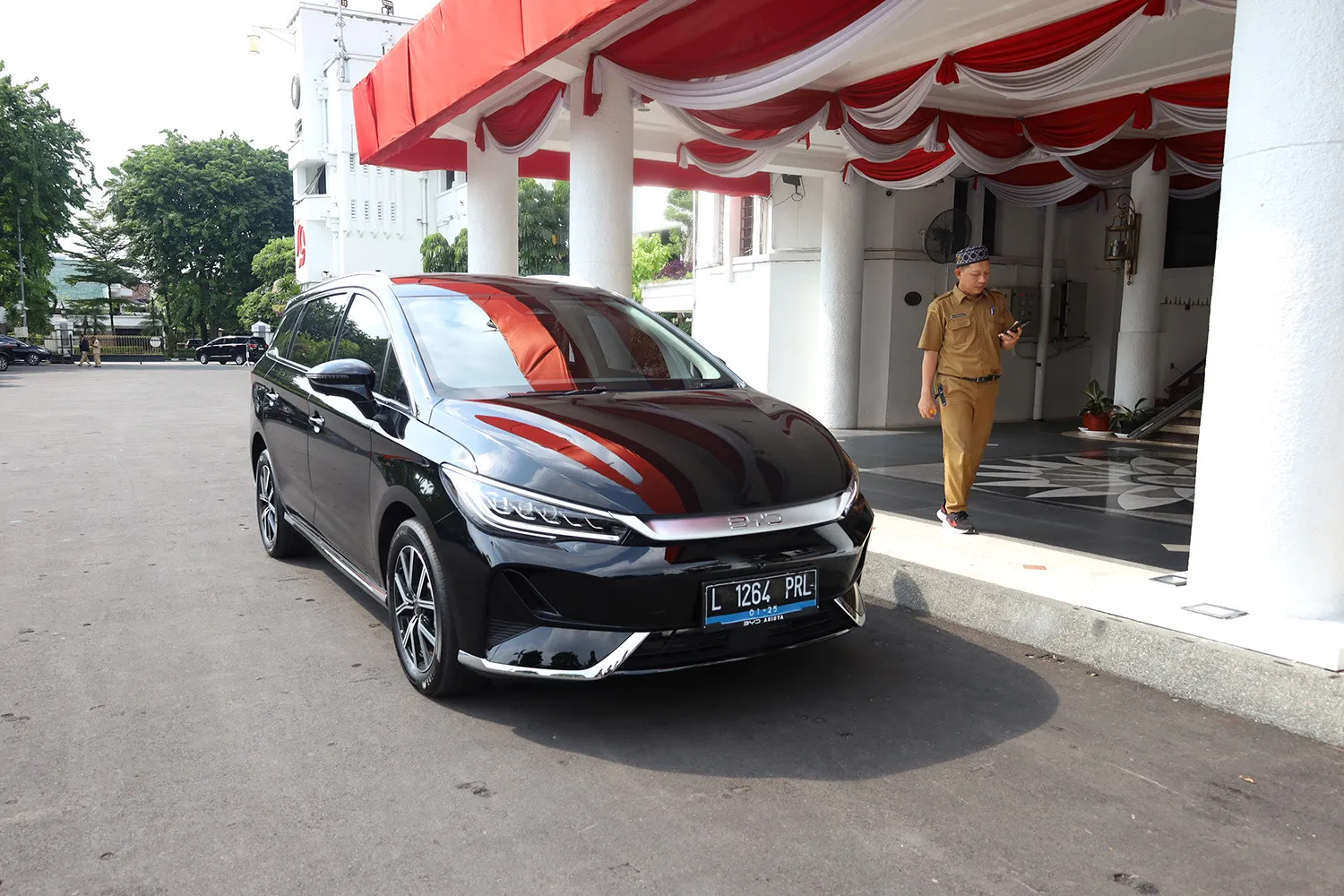 Mobil listrik terparkir di halaman Balai Kota Surabaya. (Dok: Humas Pemkot Surabaya)