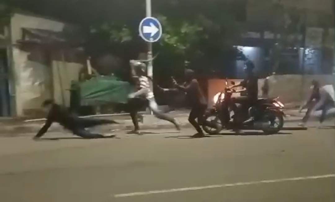 Sekelompok pemuda diduga Gangster saat melakukan pembacokan terhadap pengendara motor. (Tangkapan layar)