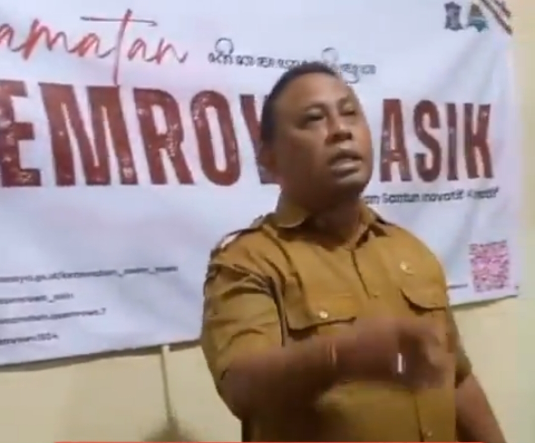 Situasi warga menggerebek Camat Asemrowo Surabaya menyembunyikan wanita di ruang kerja. (Tangkapan layar)