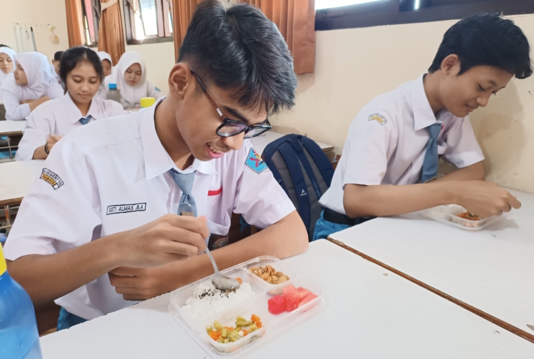 Pelajar di SMAN 10 Surabaya menikmati makan bergizi gratis (MBG). (Insani/Jurnas.net)