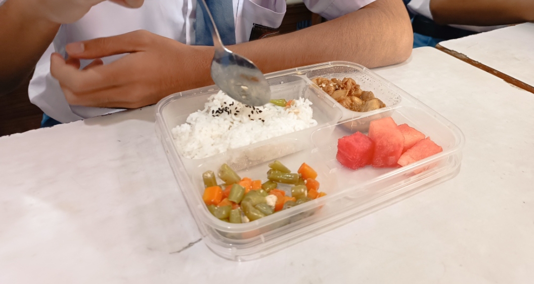 Menu makan bergizi gratis (MBG) di SMAN 10 Surabaya. (Insani/Jurnas.net)