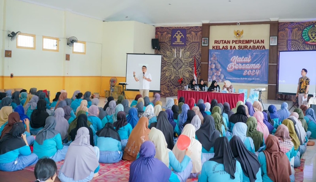Direktur Utama PT SIER, Didik Prasetiyono, saat mengadakan perayaan Natal 2024 bersama warga binaan Rutan Perempuan Kelas IIA Surabaya. (Dok: Humas PT SIER)