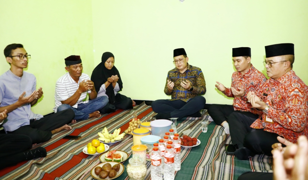 Penjabat (Pj) Gubernur Jawa Timur, Adhy Karyono, saat mengunjungi rumah duka di Kota Mojokerto. (Dok: Humas Pemprov Jatim)