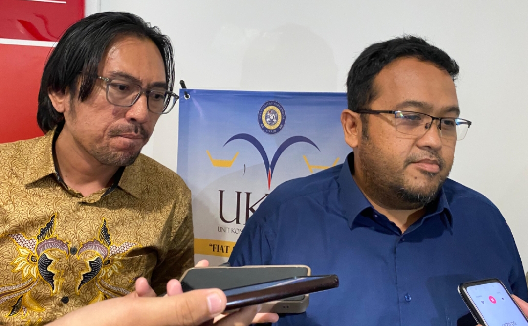 Ketua UKBH Unair, Sapta Aprilianto, usai jumpa pers terkait kasus kekerasan seksual. (Insani/Jurnas.net)