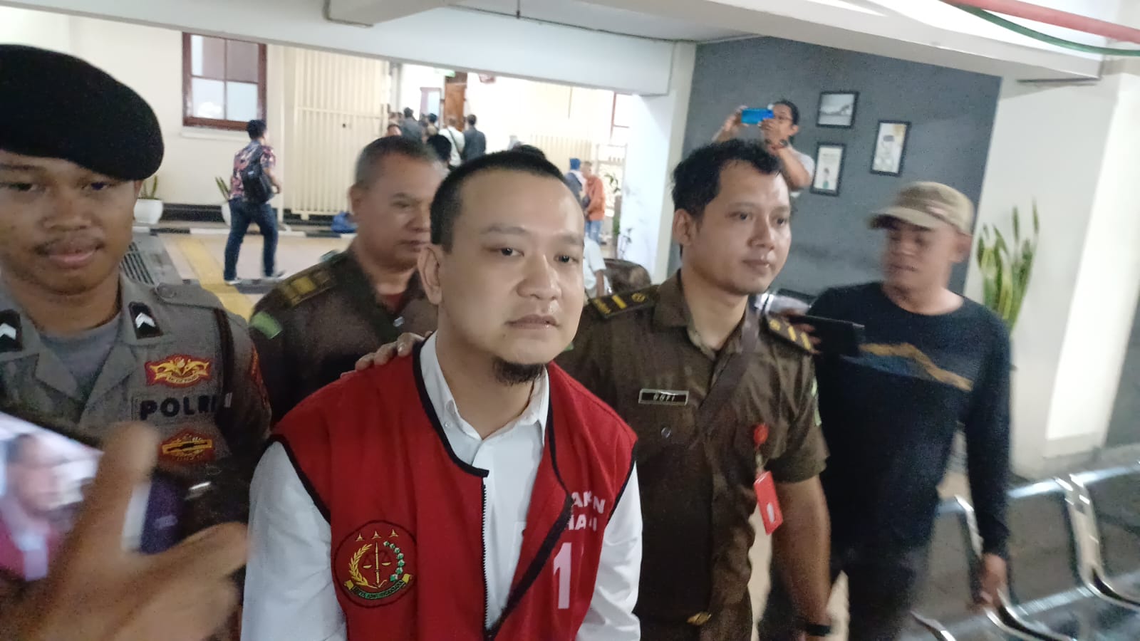 Terdakwa Ivan Sugiamto, terdakwa kasus perundungan siswa SMK Gloria 2 usai jalani sidang perdana di PN Surabaya. (Insani/Jurnas.net)