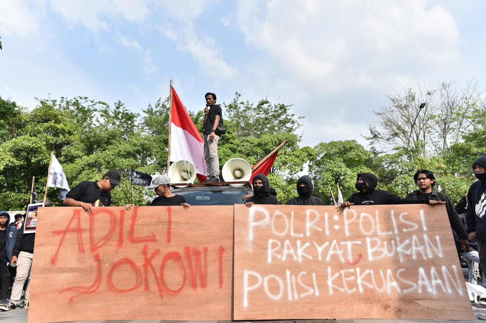 Ratusan massa dari Gerakan Arek Suroboyo (GAS) menggelar aksi demonstrasi di depan Mapolda Jatim. (Insani/Jurnas.net)