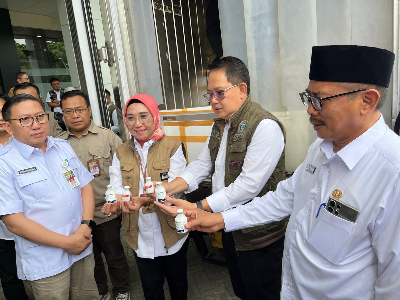 Penjabat (Pj) Gubernur Jawa Timur, Andhy Karyono, menunjukkan vaksin PMK yang baru diterima dari Pemerintah Pusat. (Insani/Jurnas.net)