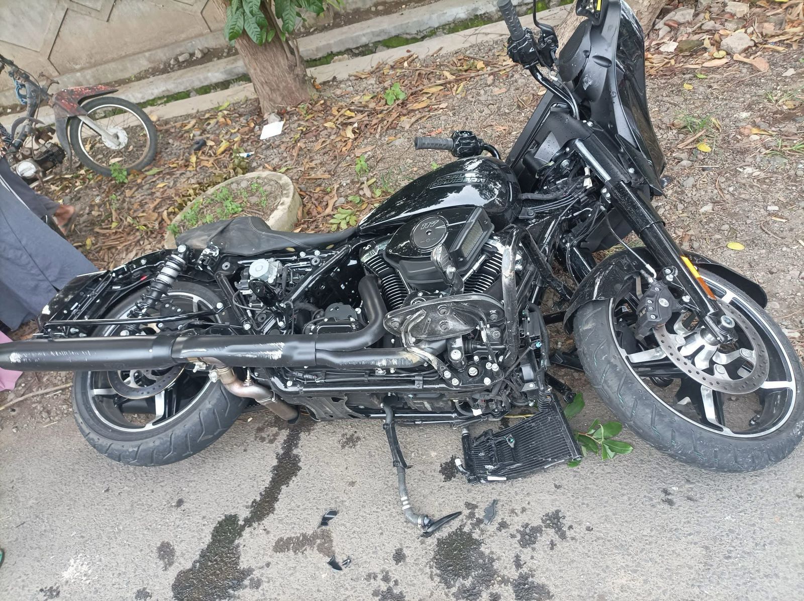 Motor gede (moge) Herley kecelakaan di Situbondo. (Istimewa)