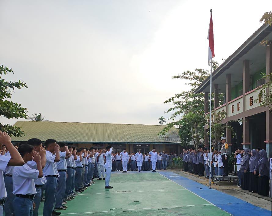 Kasat Lantas Polres Simalungun AKP Jonni FH Sinaga, SH saat berikan berikan pemahaman keselamatan berlalu lintas dari Satuan Lalu Lintas (Sat Lantas) Polres Simalungun, Senin 17 Februari 2025. 