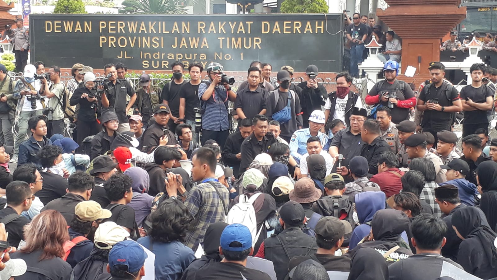 Ratusan mahasiswa di Surabaya menggelar aksi demonstrasi bertajuk 'Indonesia Gelap' di depan Gedung DPRD Jawa Timur. (Insani/Jurnas.net)
