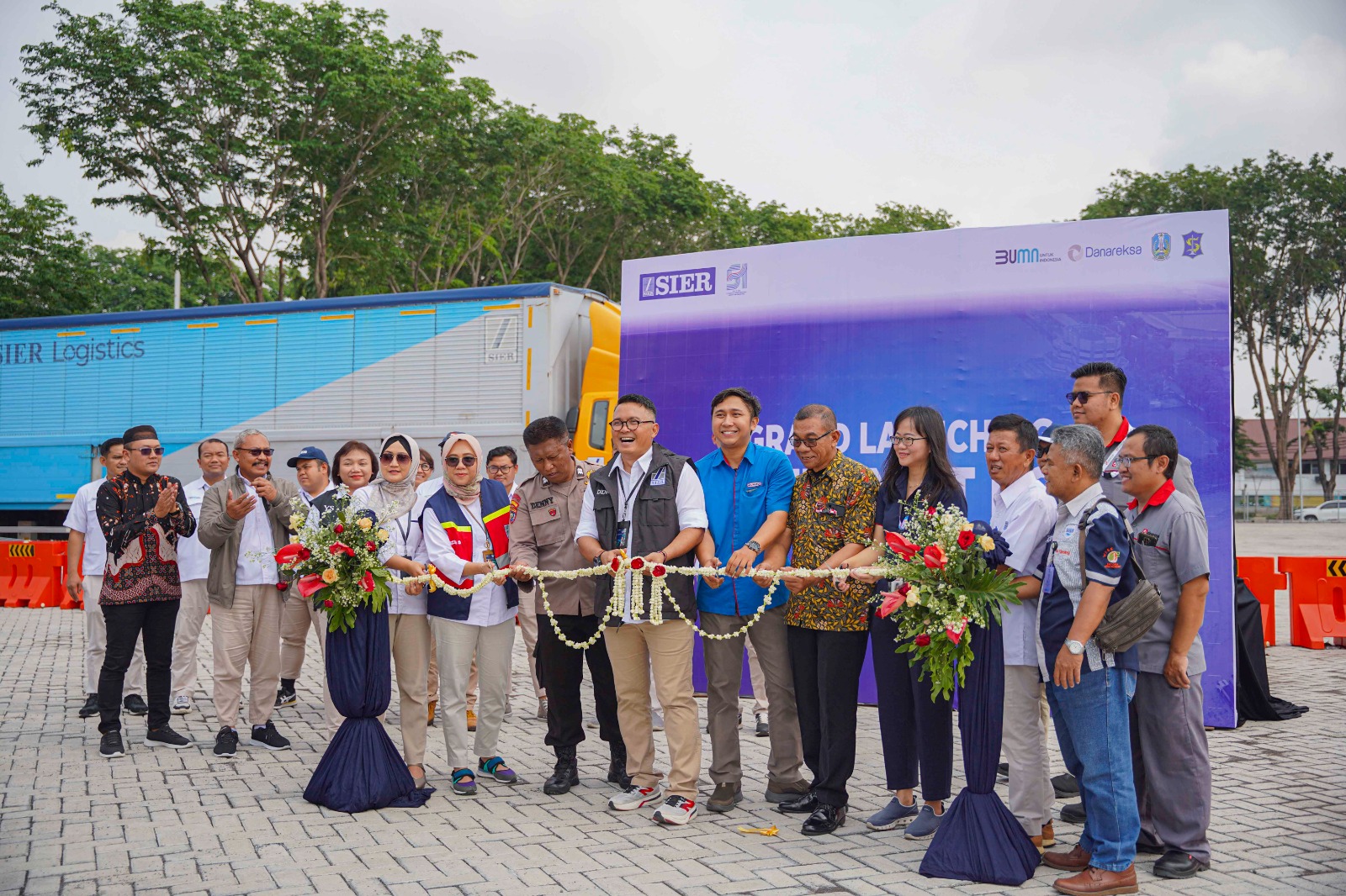 Direktur Utama PT SIER, Didik Prasetiyono, meresmikan fasilitas baru bernama SIER Transit Point (STP). (Dok: Humas PT SIER)