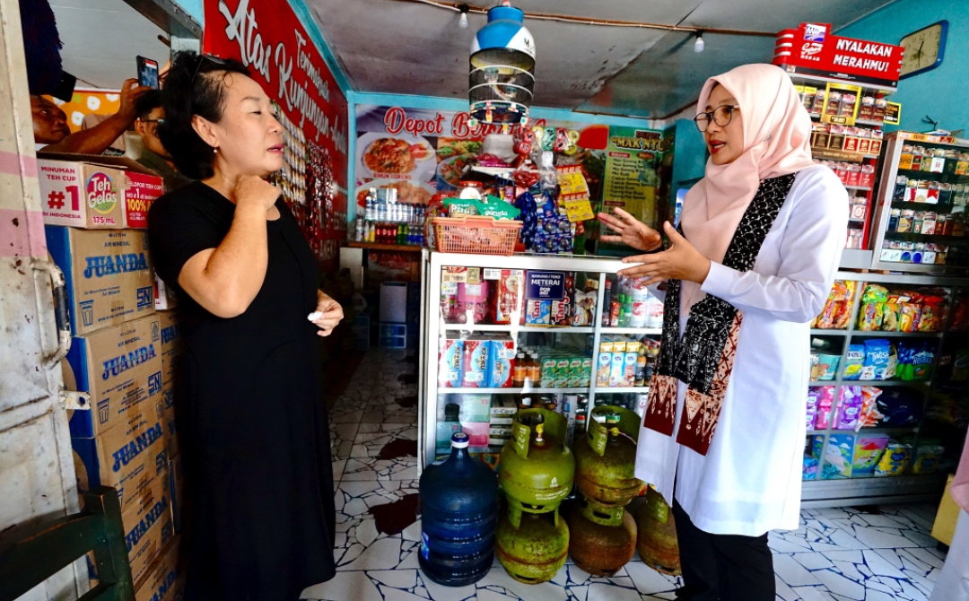 Bupati Banyuwangi, Ipuk Fiestiandani, meninjau gas melon di sejumlah pangkalan dan pengecer. (Dok: Humas Pemkab Banyuwangi)