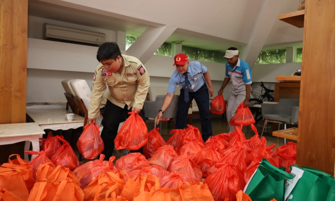 Tumpukan sembako sebagai ganti ucapan pelantikan terus berdatangan di Pemkab Banyuwangi. (Dok: Humas Pemkab Banyuwangi)