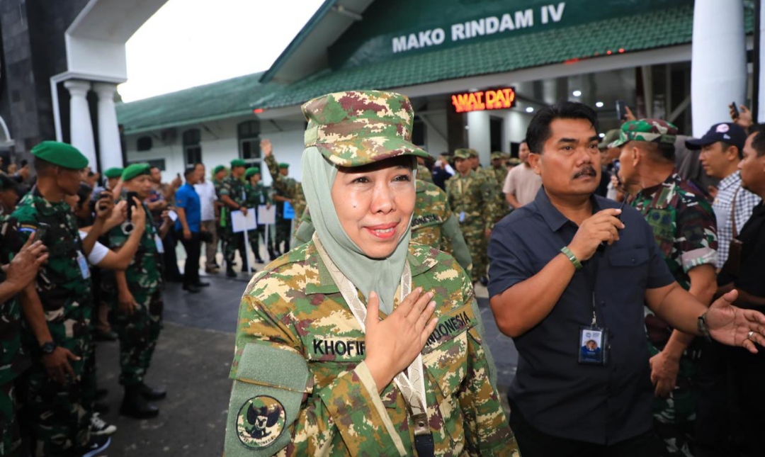Gubernur Jawa Timur Khofifah Indar Parawansa tampak mengenakan seragam Komcad, menghadiri kegiatan retreat di Magelang. (Dok: Humas Pemprov Jatim)