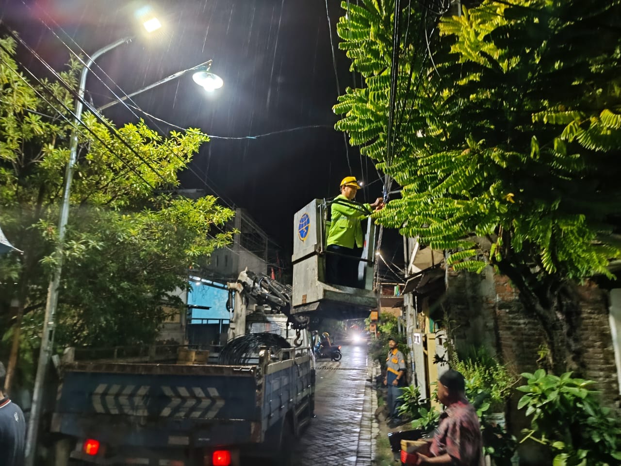 Petugas memasang Penerang Jalan Umum (PJU) di Kota Surabaya, Jawa Timur. (Dok: Humas Pemkot Surabaya)