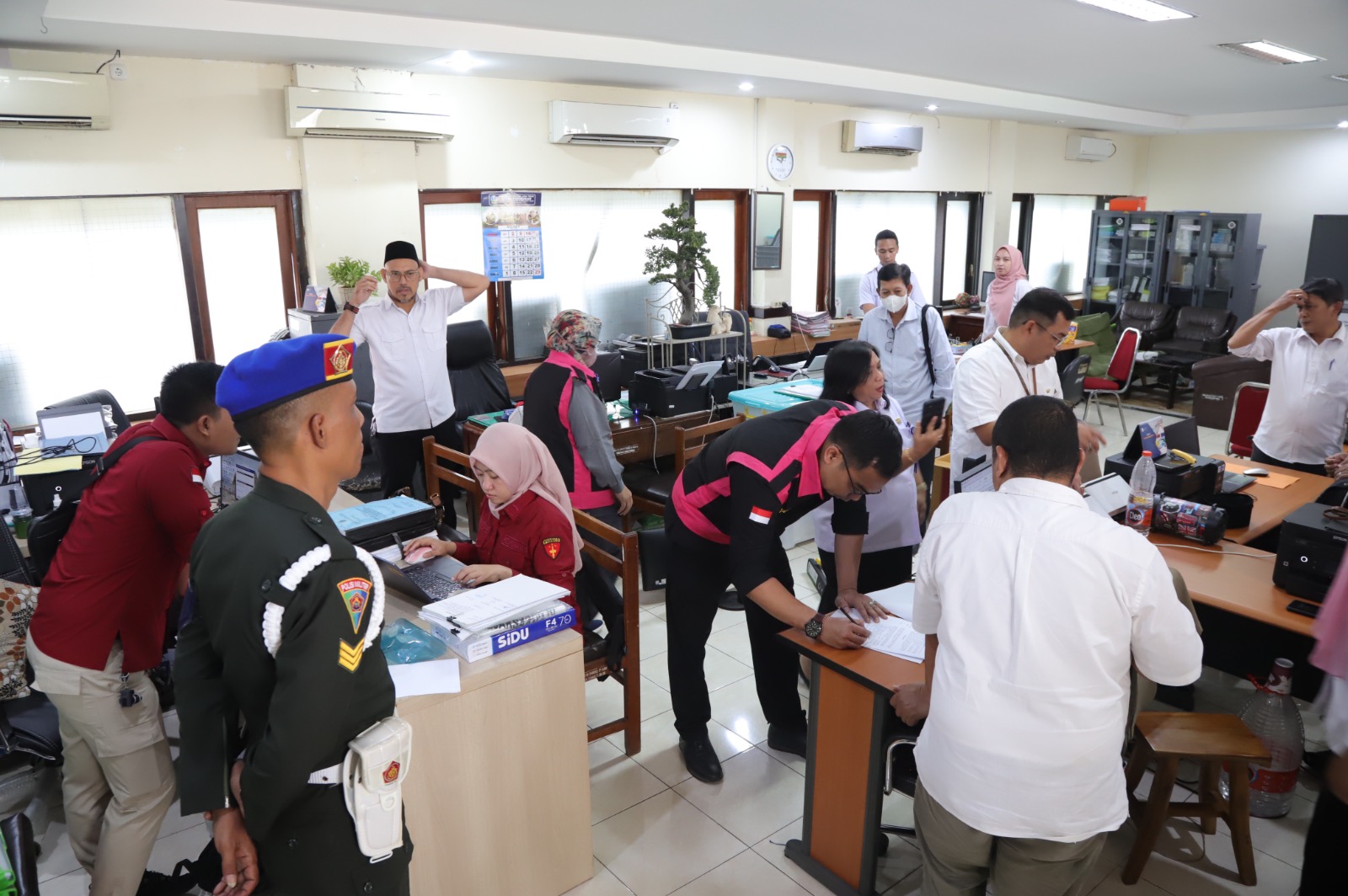Tim Pidana Khusus (Pidsus) Kejaksaan Tinggi (Kejati) Jawa Timur menggeledah kantor Dinas Pendidikan Provinsi Jawa Timur. (Istimewa)